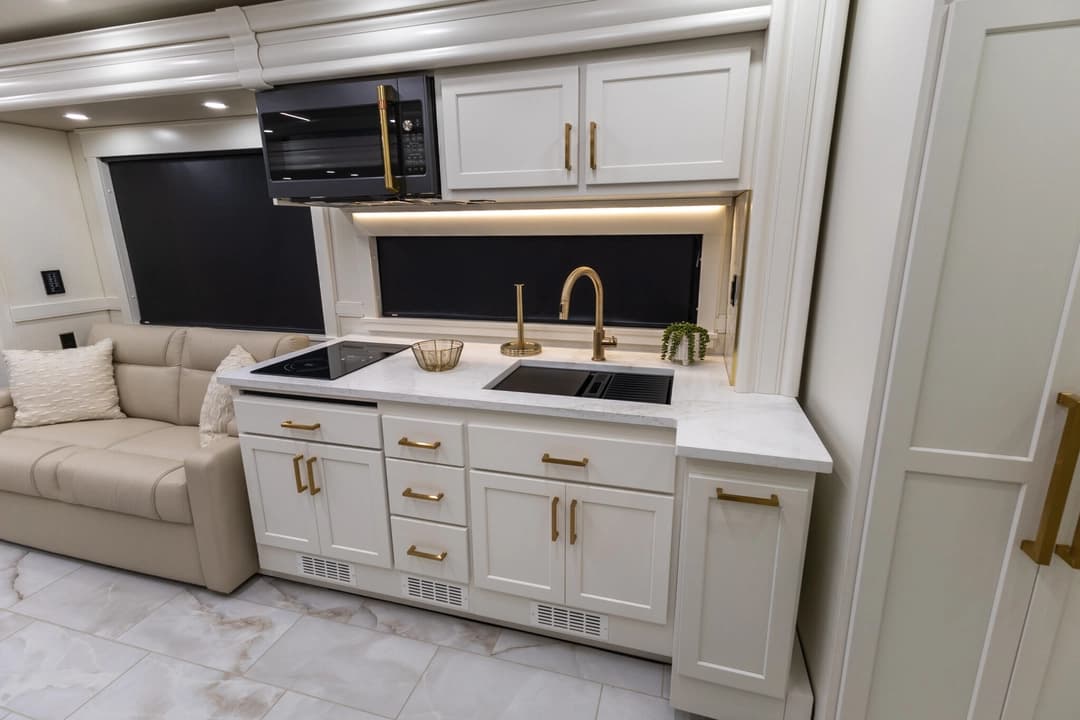 2026 Showhauler Adventure A4501 Motorhome - Image 21 2026 Showhauler Adventure A4501 Motorhome - Image 21