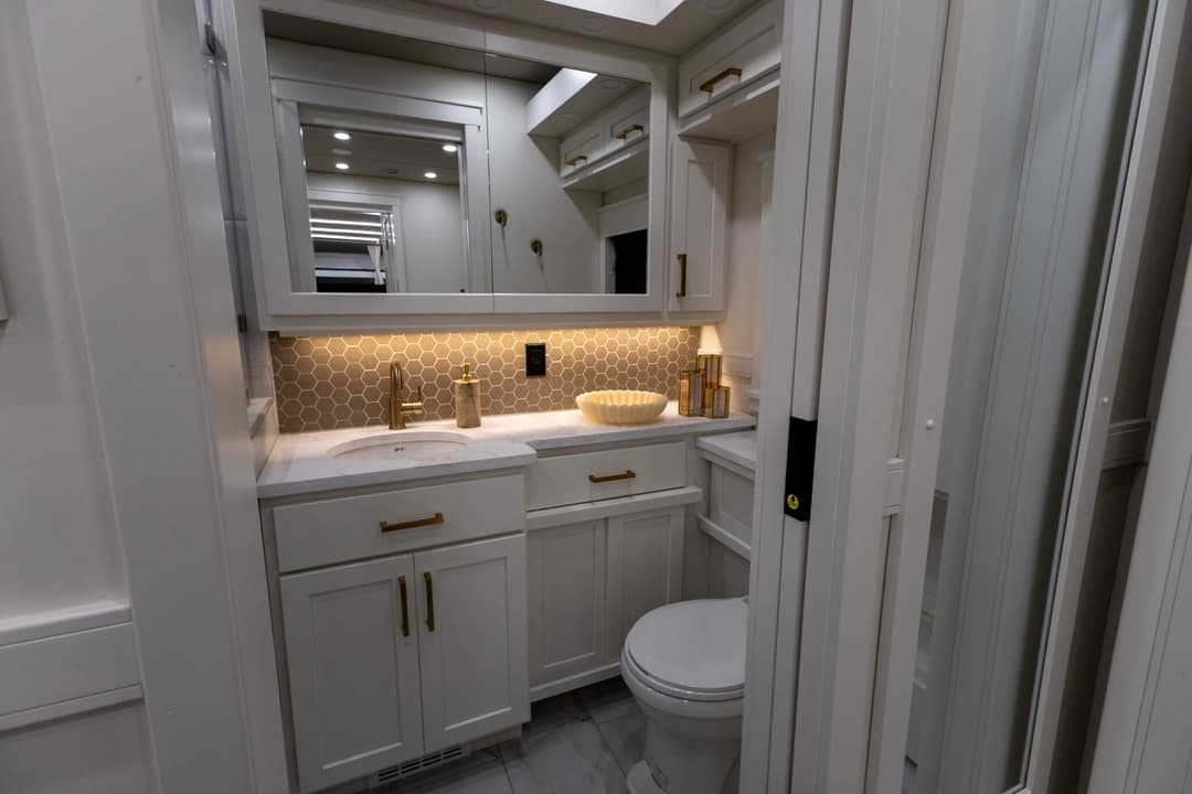 2026 Showhauler Adventure A4501 Motorhome - Image 29 2026 Showhauler Adventure A4501 Motorhome - Image 29