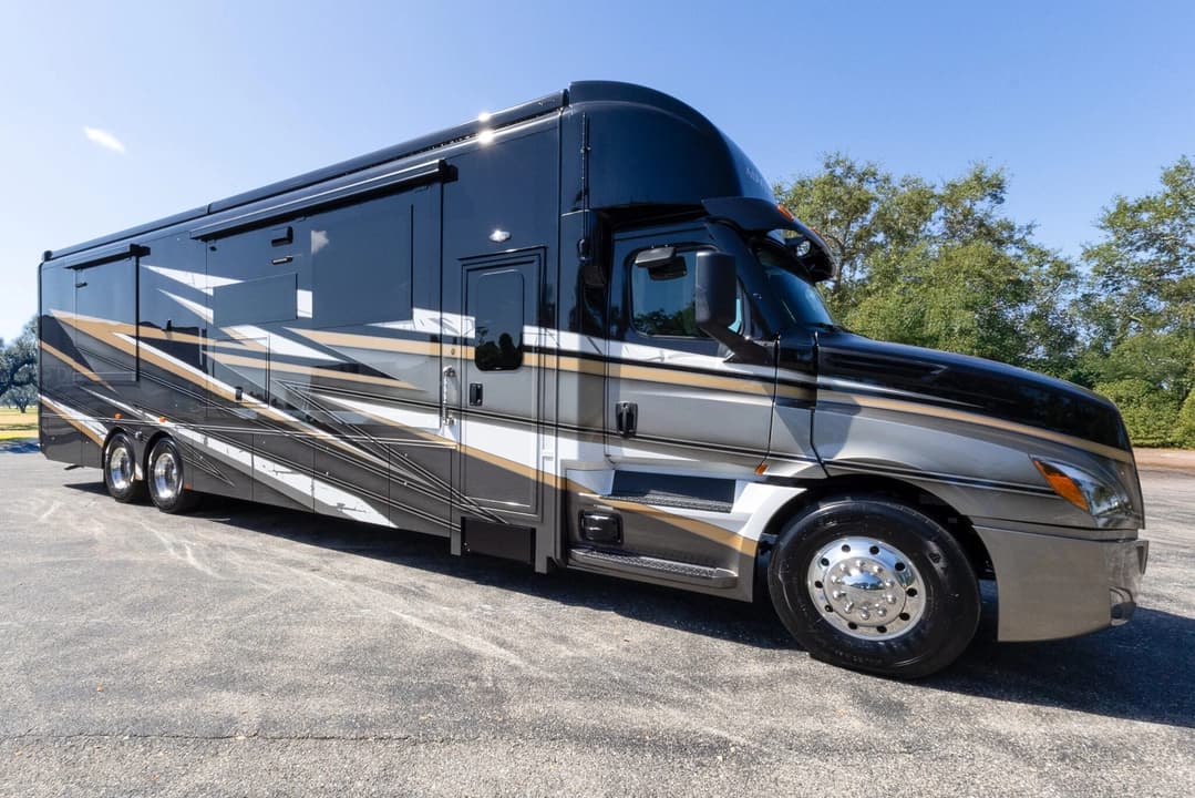 2026 Showhauler Adventure Motorhome - Image 2 2026 Showhauler Adventure Motorhome - Image 2