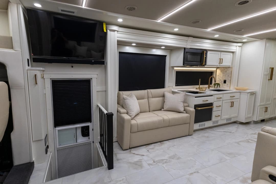 2026 Showhauler Adventure Motorhome - Image 17 2026 Showhauler Adventure Motorhome - Image 17