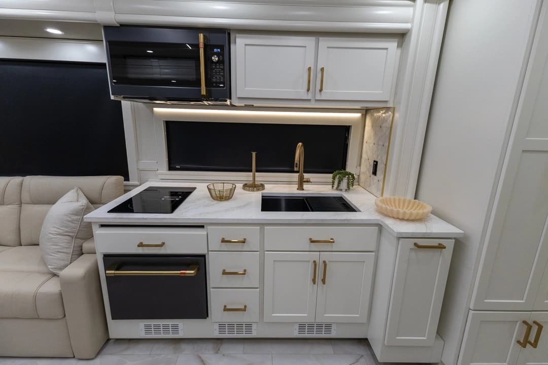 2026 Showhauler Adventure Motorhome - Image 20 2026 Showhauler Adventure Motorhome - Image 20