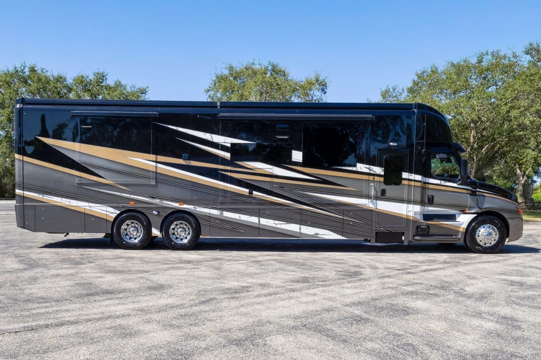 2026 Showhauler Adventure Motorhome - Image 3 2026 Showhauler Adventure Motorhome - Image 3