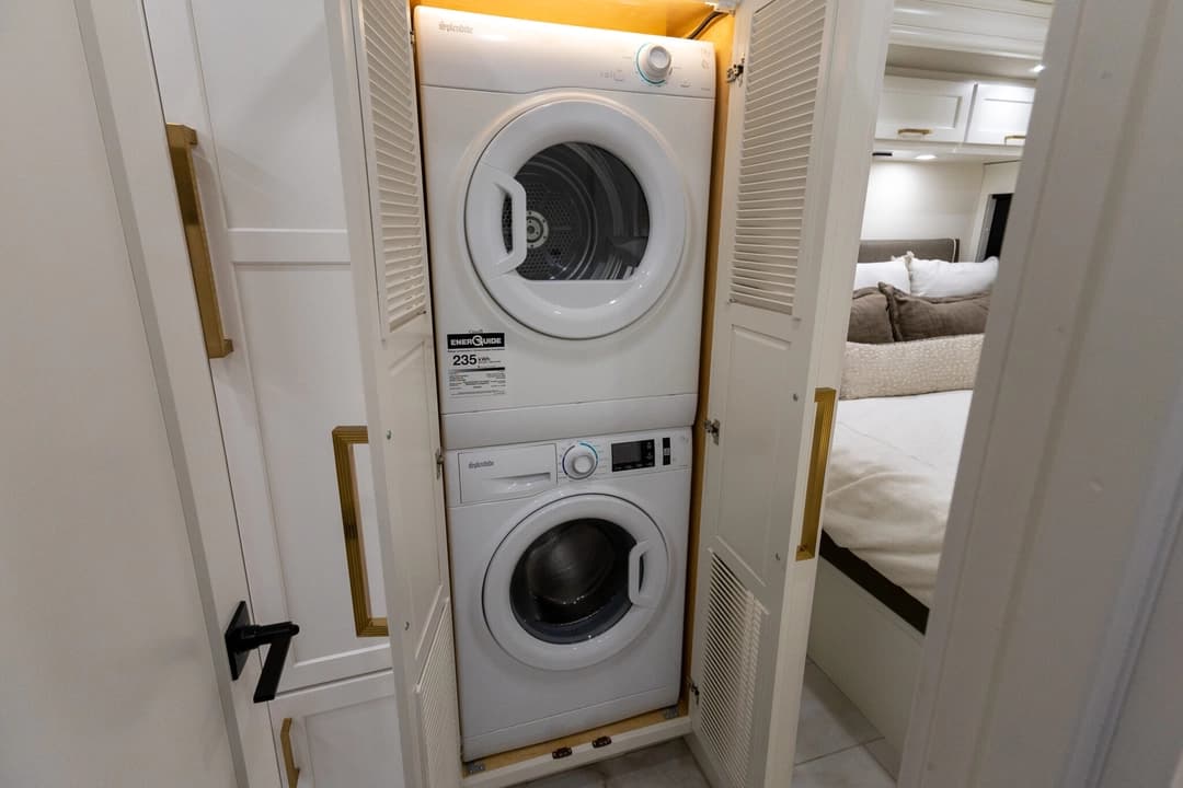 2026 Showhauler Adventure Motorhome - Image 32 2026 Showhauler Adventure Motorhome - Image 32