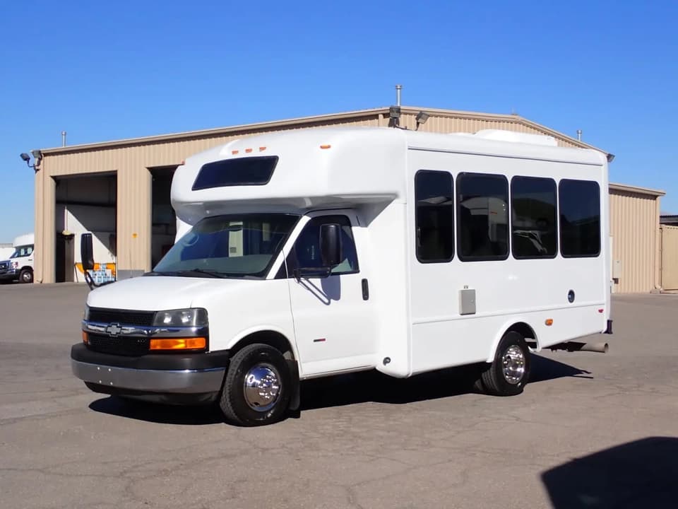 2015 Chevrolet G3500 Starcraft Startrans ADA Shuttle Bus - Image 2 2015 Chevrolet G3500 Starcraft Startrans ADA Shuttle Bus - Image 2