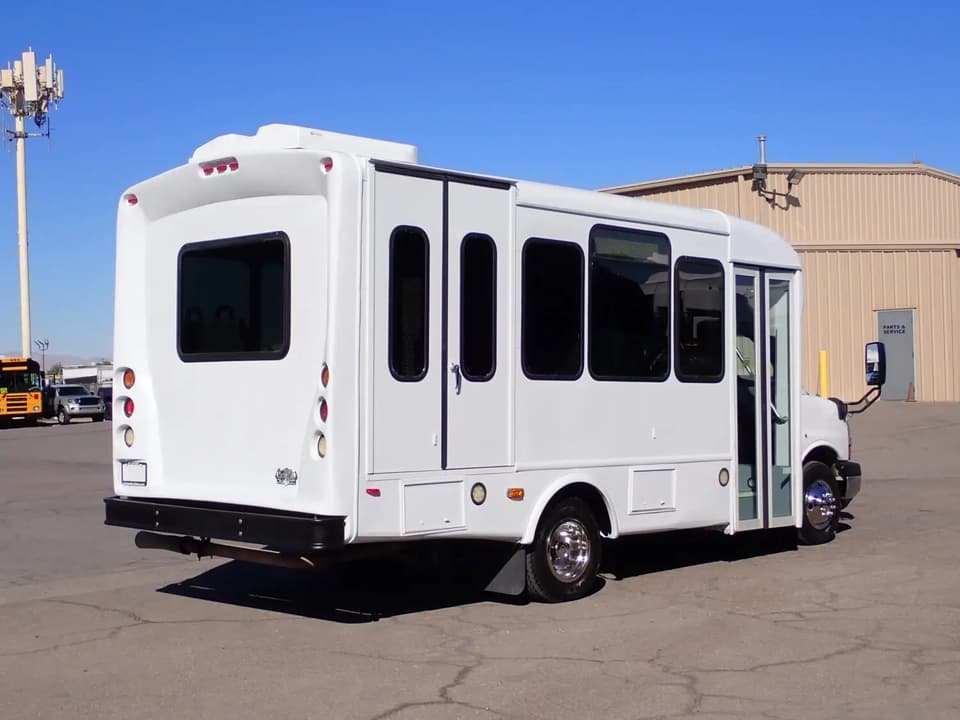 2015 Chevrolet G3500 Starcraft Startrans ADA Shuttle Bus - Image 5 2015 Chevrolet G3500 Starcraft Startrans ADA Shuttle Bus - Image 5