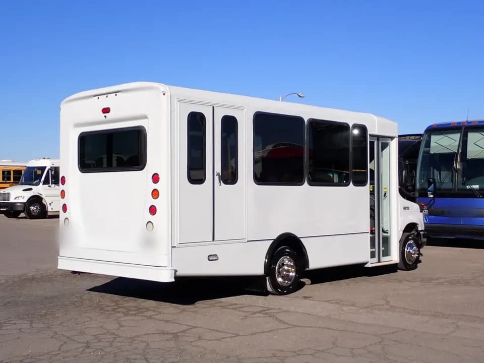 2017 Ford E350 El Dorado Advantage ADA Shuttle Bus - Image 4 2017 Ford E350 El Dorado Advantage ADA Shuttle Bus - Image 4