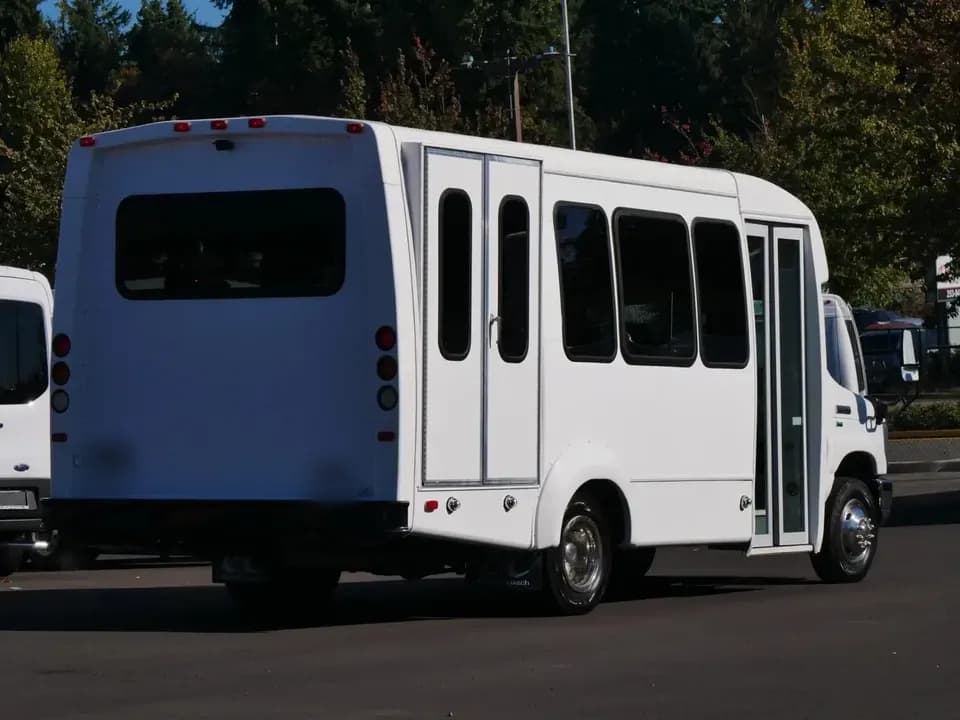 2012 Ford E450 Elkhart Coach ADA Shuttle Bus - Image 2 2012 Ford E450 Elkhart Coach ADA Shuttle Bus - Image 2