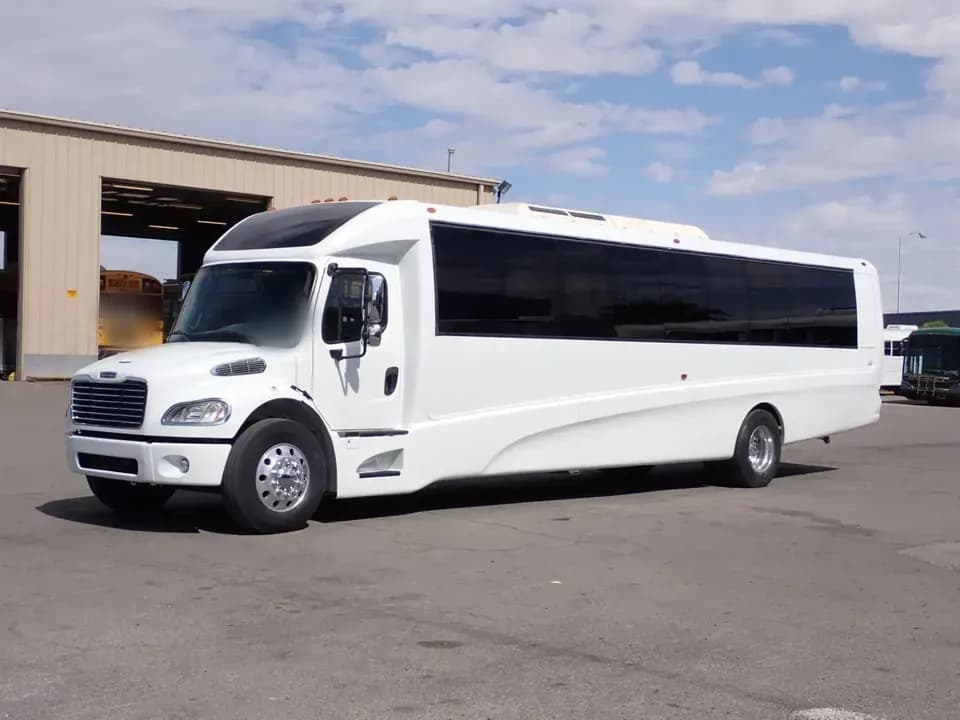 2014 Grech Motors GM40 Freightliner Shuttle Bus - Thumbnail 2 2014 Grech Motors GM40 Freightliner Shuttle Bus - Thumbnail 2