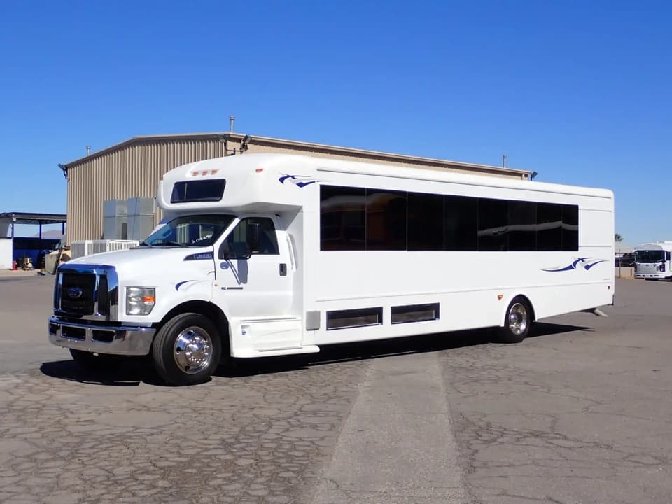 2018 Ford F650 Super Duty Starcraft Allstar XL Shuttle Bus - Image 2 2018 Ford F650 Super Duty Starcraft Allstar XL Shuttle Bus - Image 2