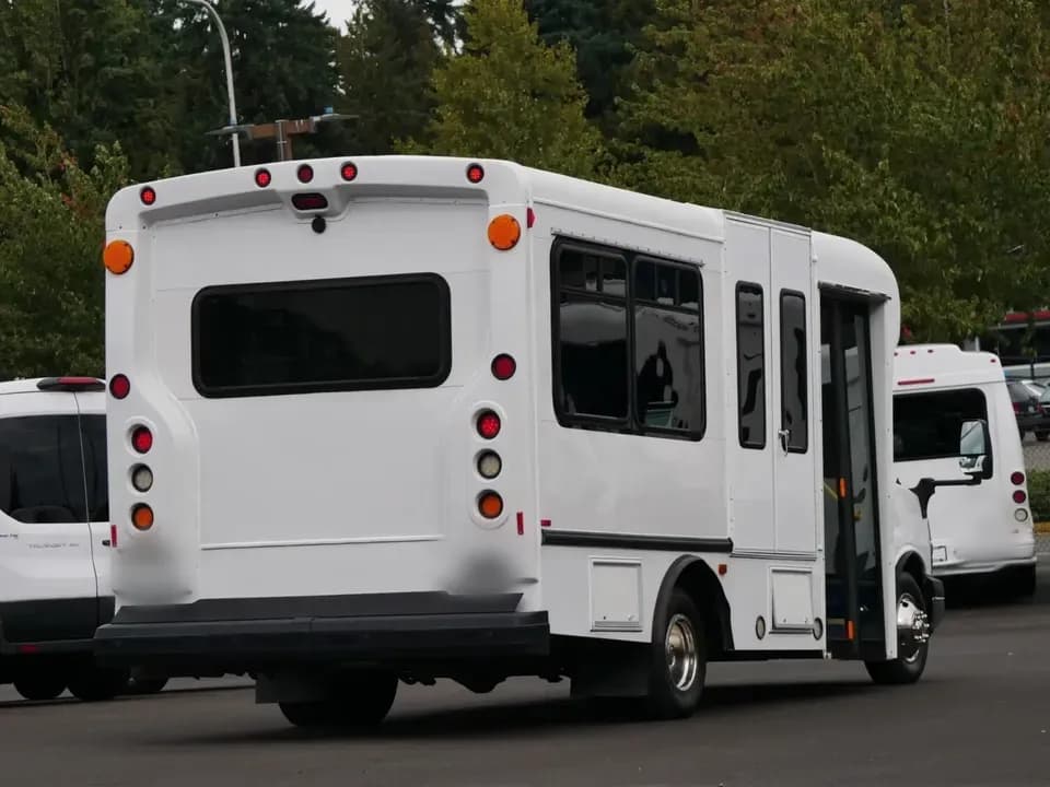 2012 Chevrolet 4500 Startrans ADA Shuttle Bus - Image 2 2012 Chevrolet 4500 Startrans ADA Shuttle Bus - Image 2