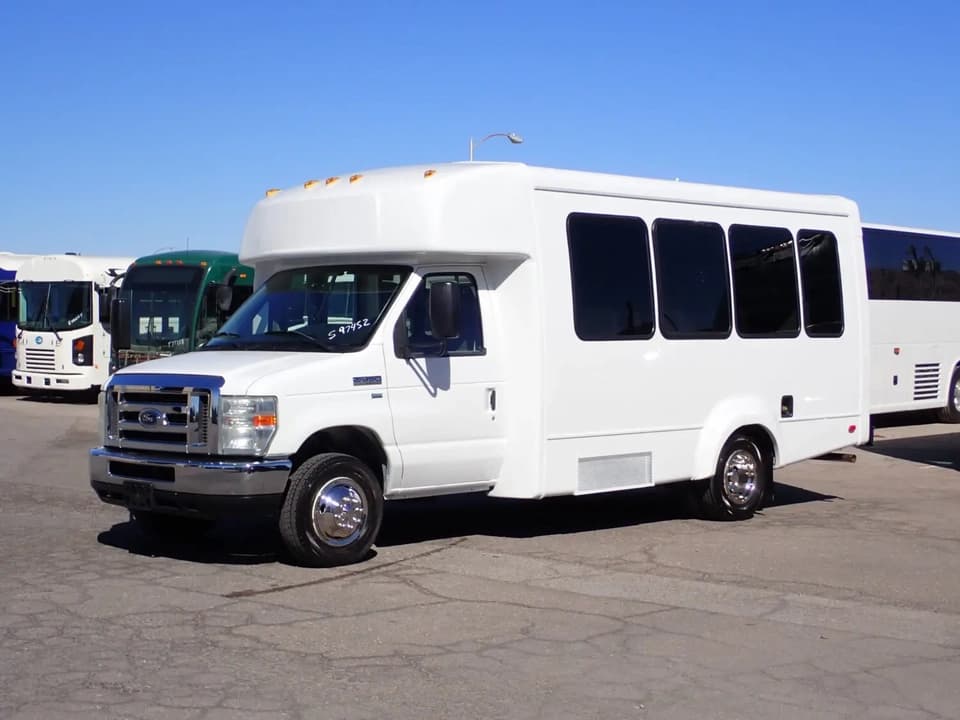 2014 Ford EC II Elkhart Coach ADA Shuttle Bus - Image 2 2014 Ford EC II Elkhart Coach ADA Shuttle Bus - Image 2