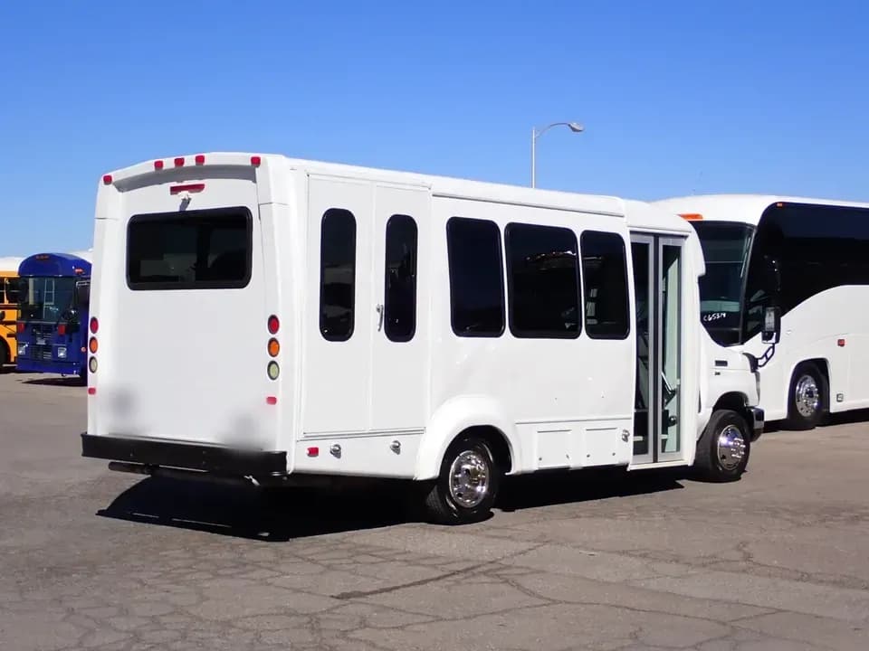2014 Ford EC II Elkhart Coach ADA Shuttle Bus - Image 3 2014 Ford EC II Elkhart Coach ADA Shuttle Bus - Image 3