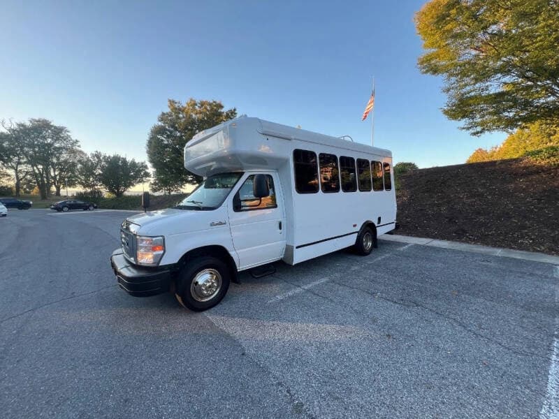 2018 Ford E-350 ADA Shuttle Bus - Image 2 2018 Ford E-350 ADA Shuttle Bus - Image 2