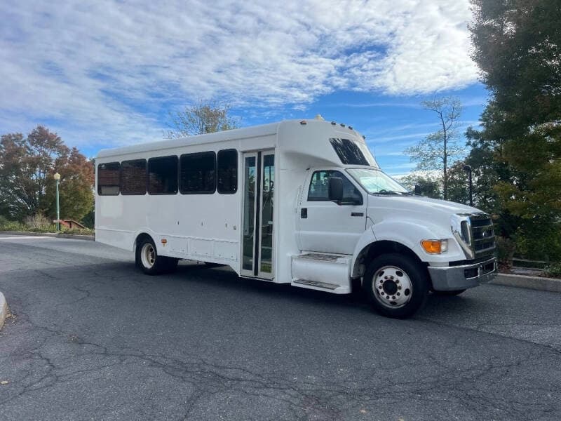 2011 Ford F650 Super Duty Glaval Shuttle Bus - Image 2 2011 Ford F650 Super Duty Glaval Shuttle Bus - Image 2