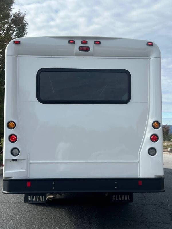 2011 Ford F650 Super Duty Glaval Shuttle Bus - Image 13 2011 Ford F650 Super Duty Glaval Shuttle Bus - Image 13