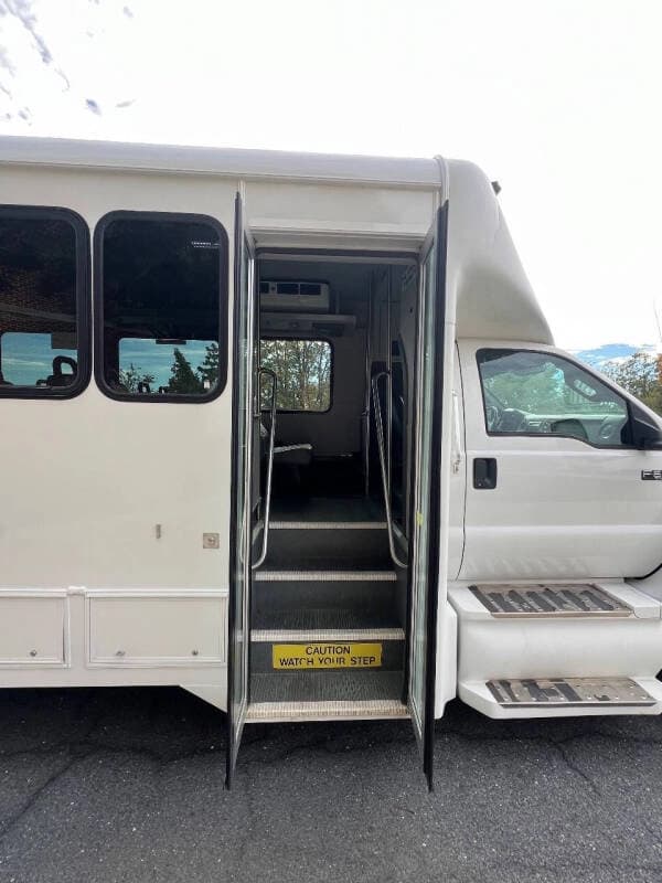 2011 Ford F650 Super Duty Glaval Shuttle Bus - Image 20 2011 Ford F650 Super Duty Glaval Shuttle Bus - Image 20