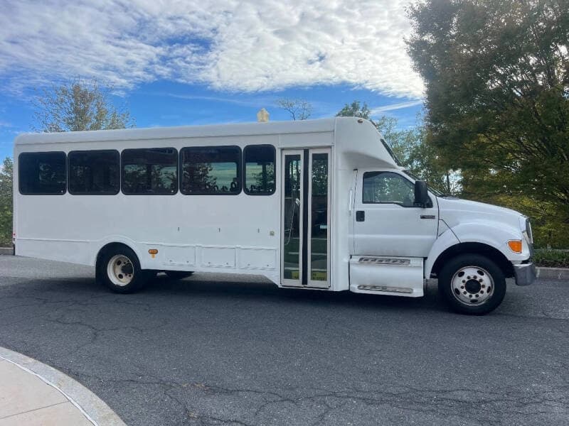 2011 Ford F650 Super Duty Glaval Shuttle Bus - Image 4 2011 Ford F650 Super Duty Glaval Shuttle Bus - Image 4