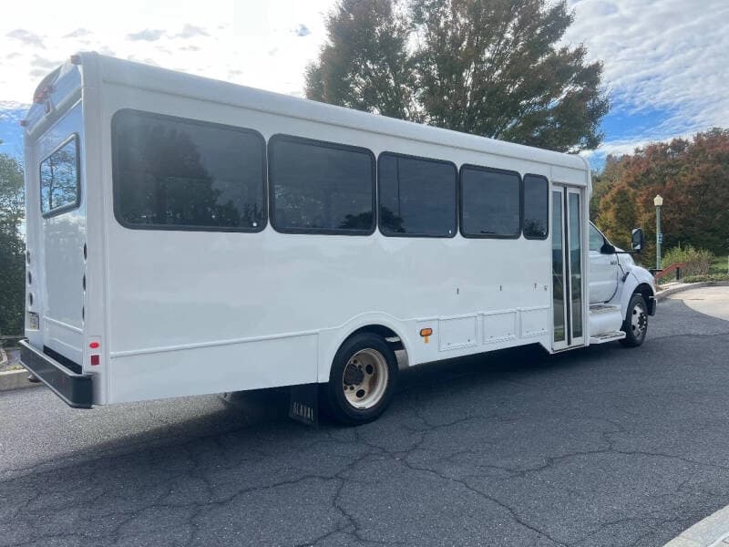 2011 Ford F650 Super Duty Glaval Shuttle Bus - Image 5 2011 Ford F650 Super Duty Glaval Shuttle Bus - Image 5
