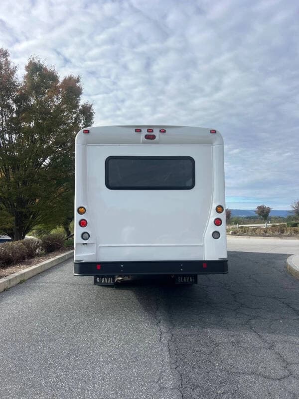 2011 Ford F650 Super Duty Glaval Shuttle Bus - Image 6 2011 Ford F650 Super Duty Glaval Shuttle Bus - Image 6