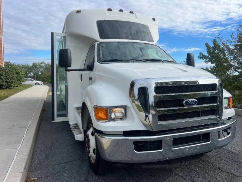 2011 Ford F650 Super Duty Glaval Shuttle Bus - Image 7 2011 Ford F650 Super Duty Glaval Shuttle Bus - Image 7