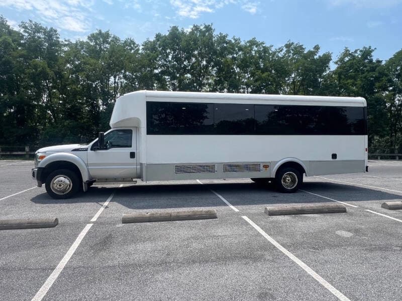 2014 Ford F550 Super Duty ADA Shuttle Bus - Image 2 2014 Ford F550 Super Duty ADA Shuttle Bus - Image 2
