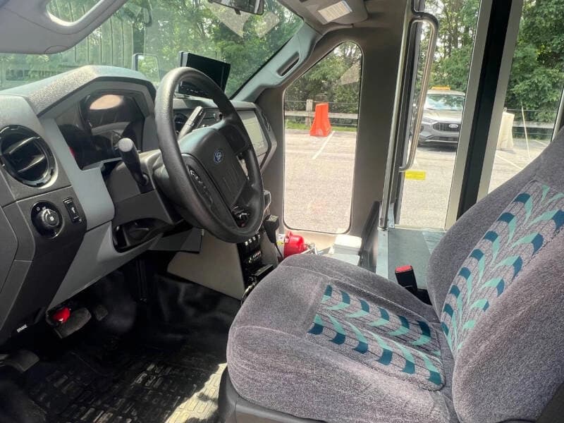 2014 Ford F550 Super Duty ADA Shuttle Bus - Image 11 2014 Ford F550 Super Duty ADA Shuttle Bus - Image 11