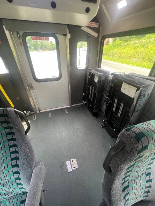 2014 Ford F550 Super Duty ADA Shuttle Bus - Image 15 2014 Ford F550 Super Duty ADA Shuttle Bus - Image 15