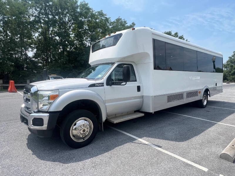 2014 Ford F550 Super Duty ADA Shuttle Bus - Image 3 2014 Ford F550 Super Duty ADA Shuttle Bus - Image 3