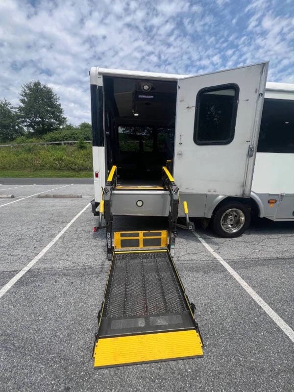 2014 Ford F550 Super Duty ADA Shuttle Bus - Image 22 2014 Ford F550 Super Duty ADA Shuttle Bus - Image 22