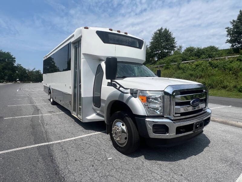 2014 Ford F550 Super Duty ADA Shuttle Bus - Image 4 2014 Ford F550 Super Duty ADA Shuttle Bus - Image 4