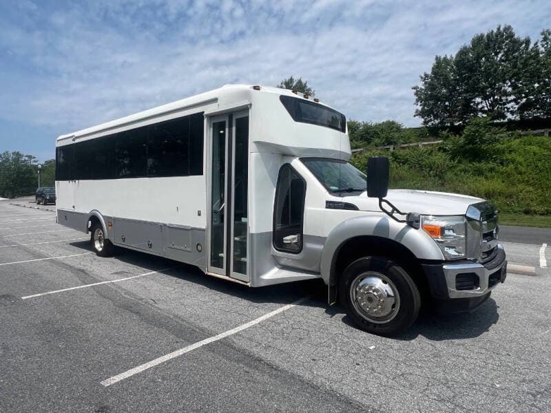2014 Ford F550 Super Duty ADA Shuttle Bus - Image 5 2014 Ford F550 Super Duty ADA Shuttle Bus - Image 5