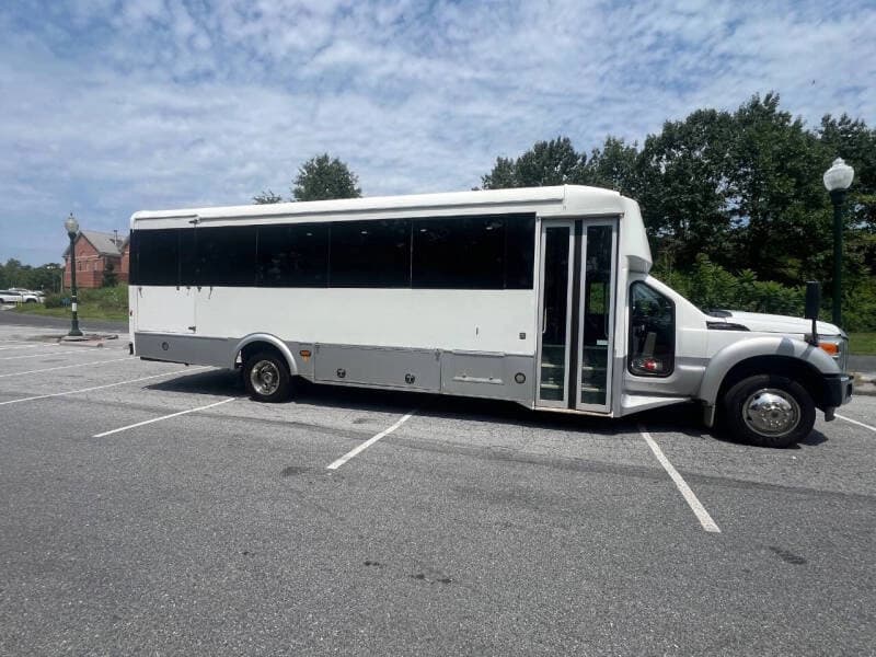 2014 Ford F550 Super Duty ADA Shuttle Bus - Image 6 2014 Ford F550 Super Duty ADA Shuttle Bus - Image 6