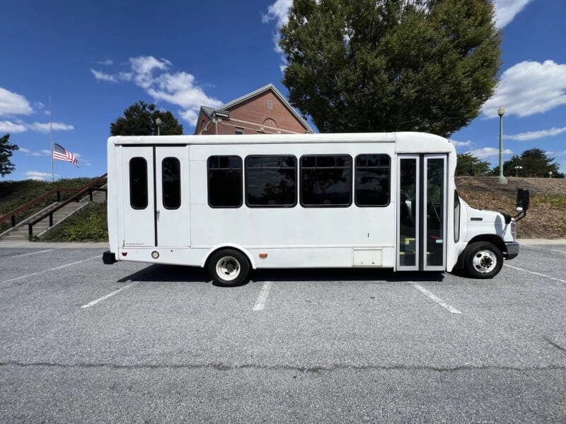 2016 Ford E450 ADA Shuttle Bus - Image 4 2016 Ford E450 ADA Shuttle Bus - Image 4