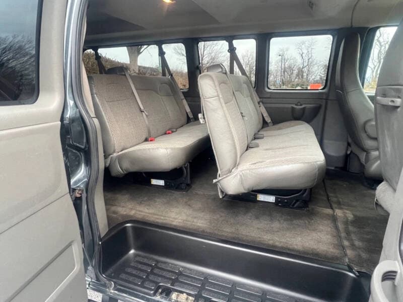 2018 Chevrolet Express LS 3500 Passenger Van - Image 5 2018 Chevrolet Express LS 3500 Passenger Van - Image 5
