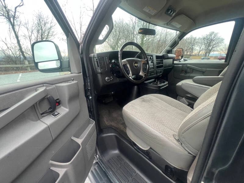 2018 Chevrolet Express LS 3500 Passenger Van - Image 10 2018 Chevrolet Express LS 3500 Passenger Van - Image 10