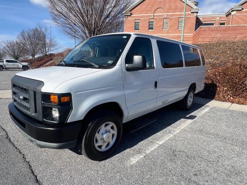 2013 Ford E350 XL Passenger Van - Image 3 2013 Ford E350 XL Passenger Van - Image 3