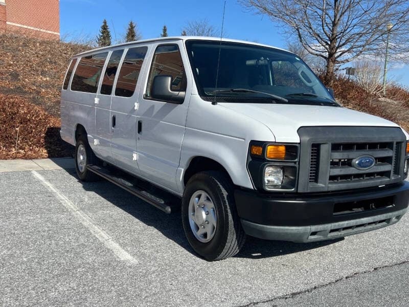 2013 Ford E350 XL Passenger Van - Image 4 2013 Ford E350 XL Passenger Van - Image 4