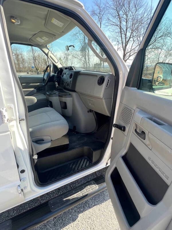2013 Ford E350 XL Passenger Van - Image 9 2013 Ford E350 XL Passenger Van - Image 9