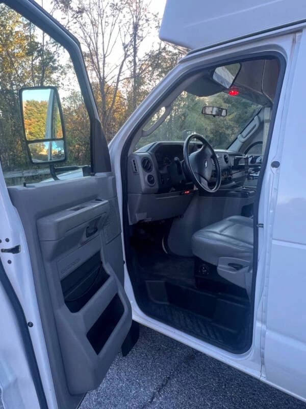2012 Ford E350 SD ADA Passenger Van - Image 6 2012 Ford E350 SD ADA Passenger Van - Image 6