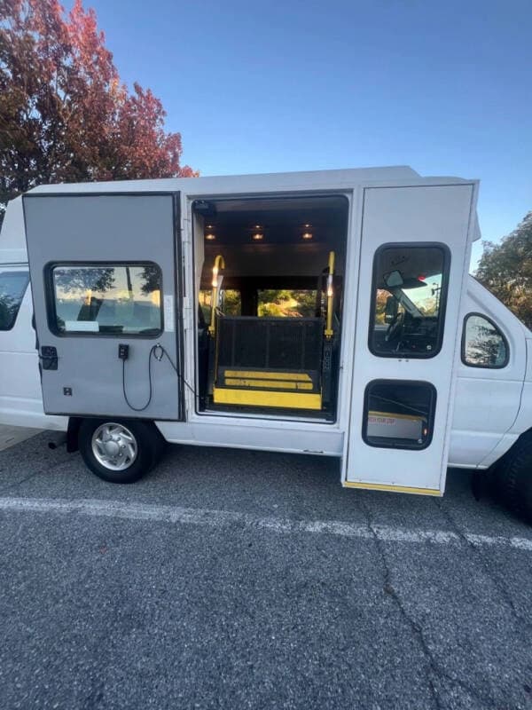 2012 Ford E350 SD ADA Passenger Van - Image 9 2012 Ford E350 SD ADA Passenger Van - Image 9