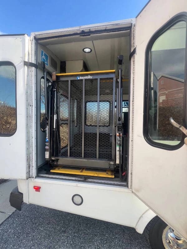 2018 Ford E450 ADA Shuttle - Image 12 2018 Ford E450 ADA Shuttle - Image 12