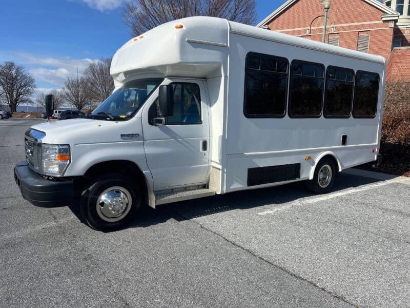 2018 Ford E450 ADA Shuttle - Image 3 2018 Ford E450 ADA Shuttle - Image 3