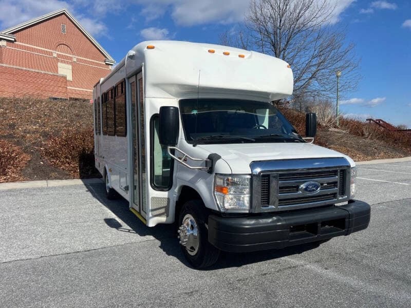 2018 Ford E450 ADA Shuttle - Image 4 2018 Ford E450 ADA Shuttle - Image 4