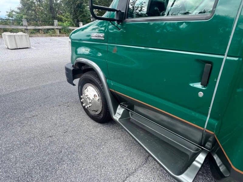 2015 Ford E450 Shuttle Bus - Image 5 2015 Ford E450 Shuttle Bus - Image 5