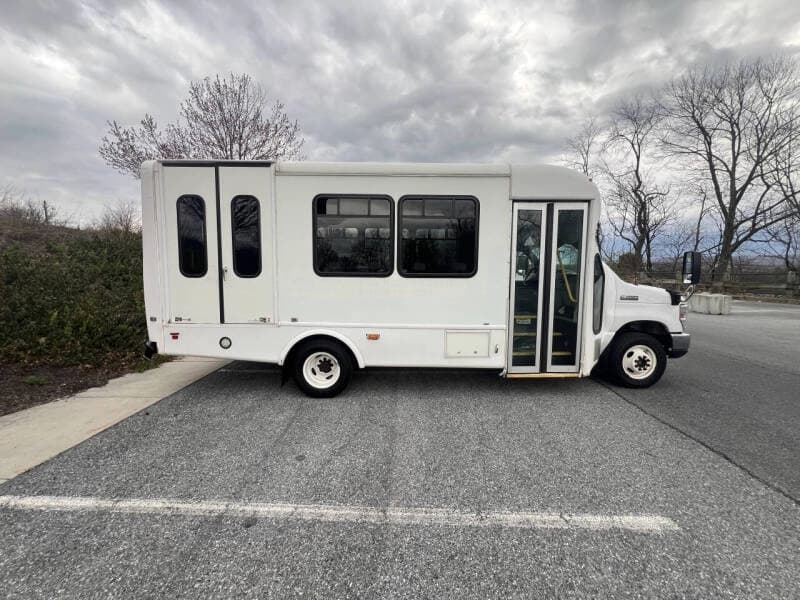 2018 Ford E450 ADA Shuttle Bus - Image 4 2018 Ford E450 ADA Shuttle Bus - Image 4