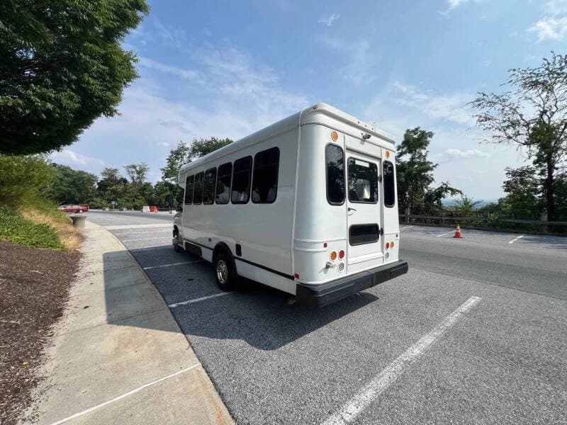 2016 Ford E450 Shuttle Bus - Image 4 2016 Ford E450 Shuttle Bus - Image 4