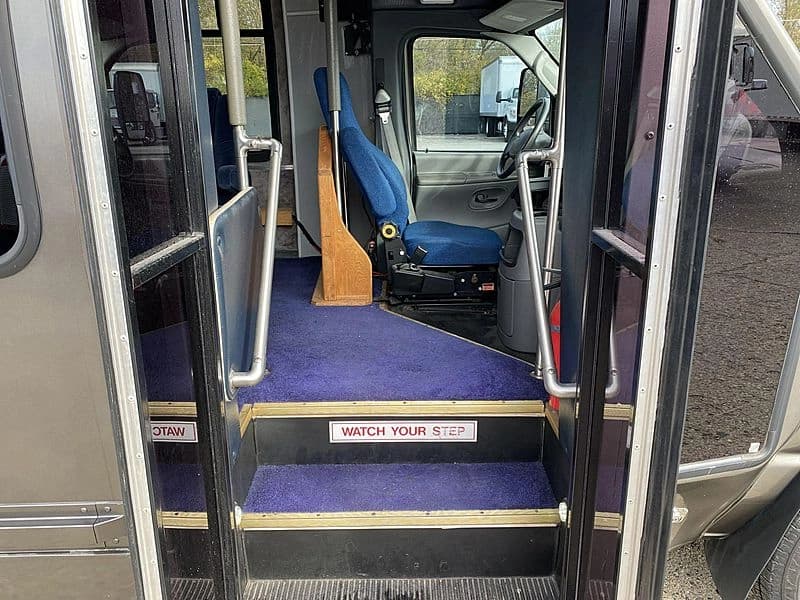 2003 Ford E450 Cutaway Shuttle Bus - Image 12 2003 Ford E450 Cutaway Shuttle Bus - Image 12