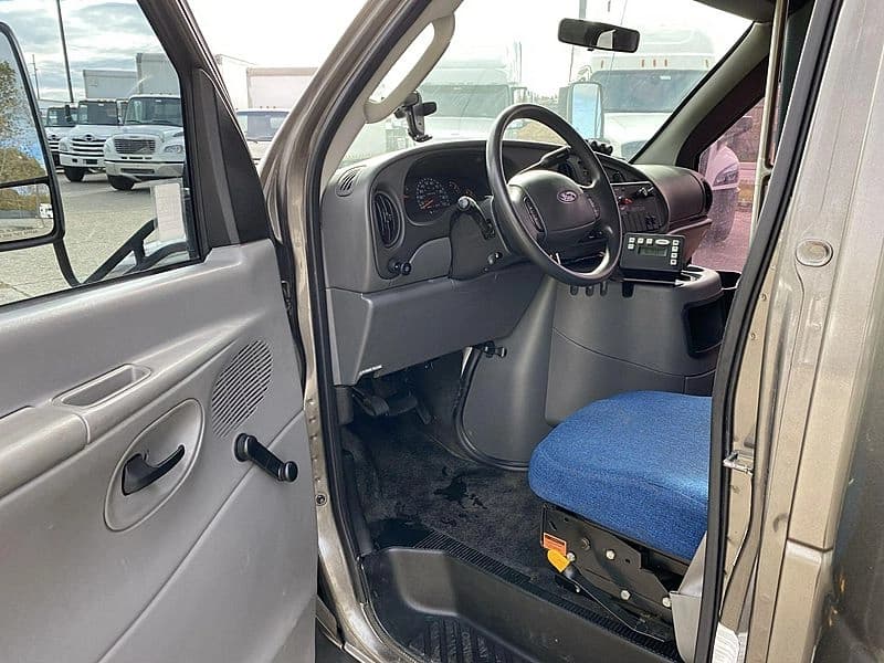 2003 Ford E450 Cutaway Shuttle Bus - Image 9 2003 Ford E450 Cutaway Shuttle Bus - Image 9