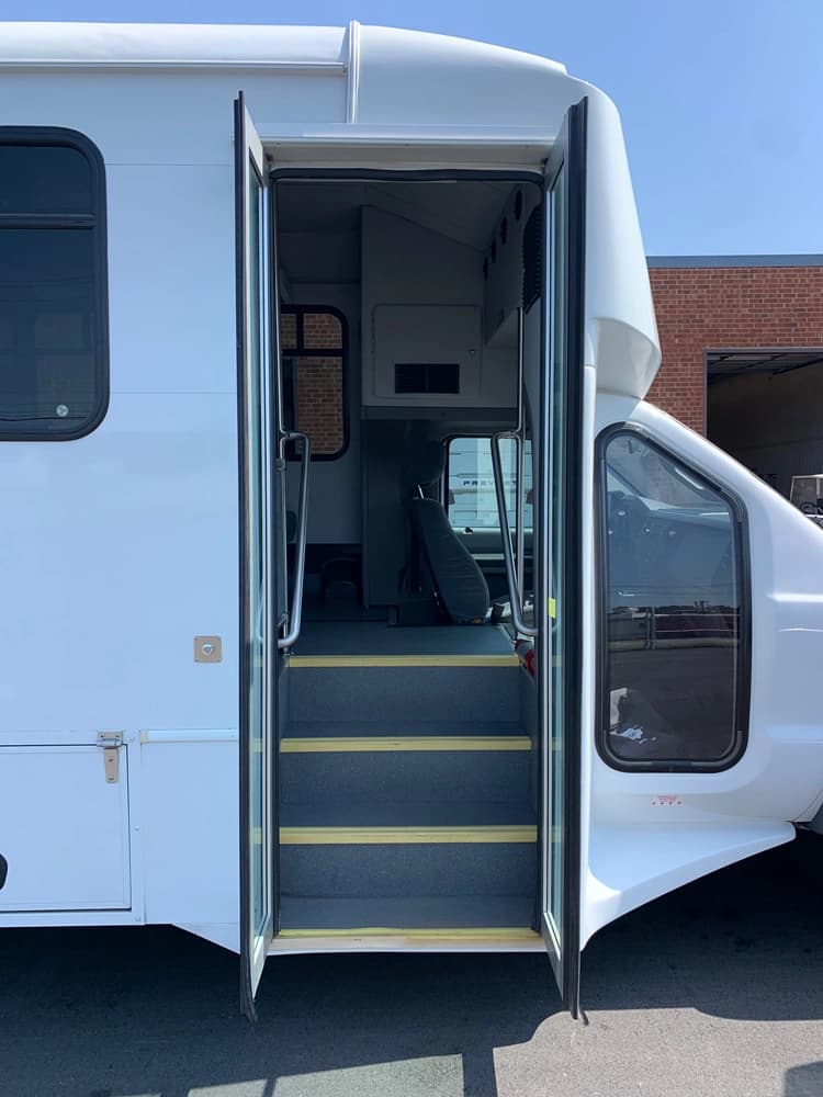 2012 Ford F550 Shuttle Bus - Image 8 2012 Ford F550 Shuttle Bus - Image 8