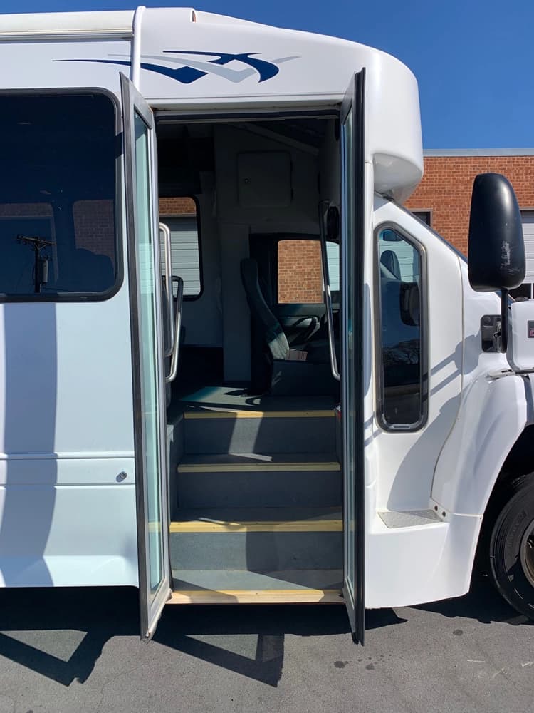 2008 Chevrolet C5500 Shuttle Bus - Image 9 2008 Chevrolet C5500 Shuttle Bus - Image 9